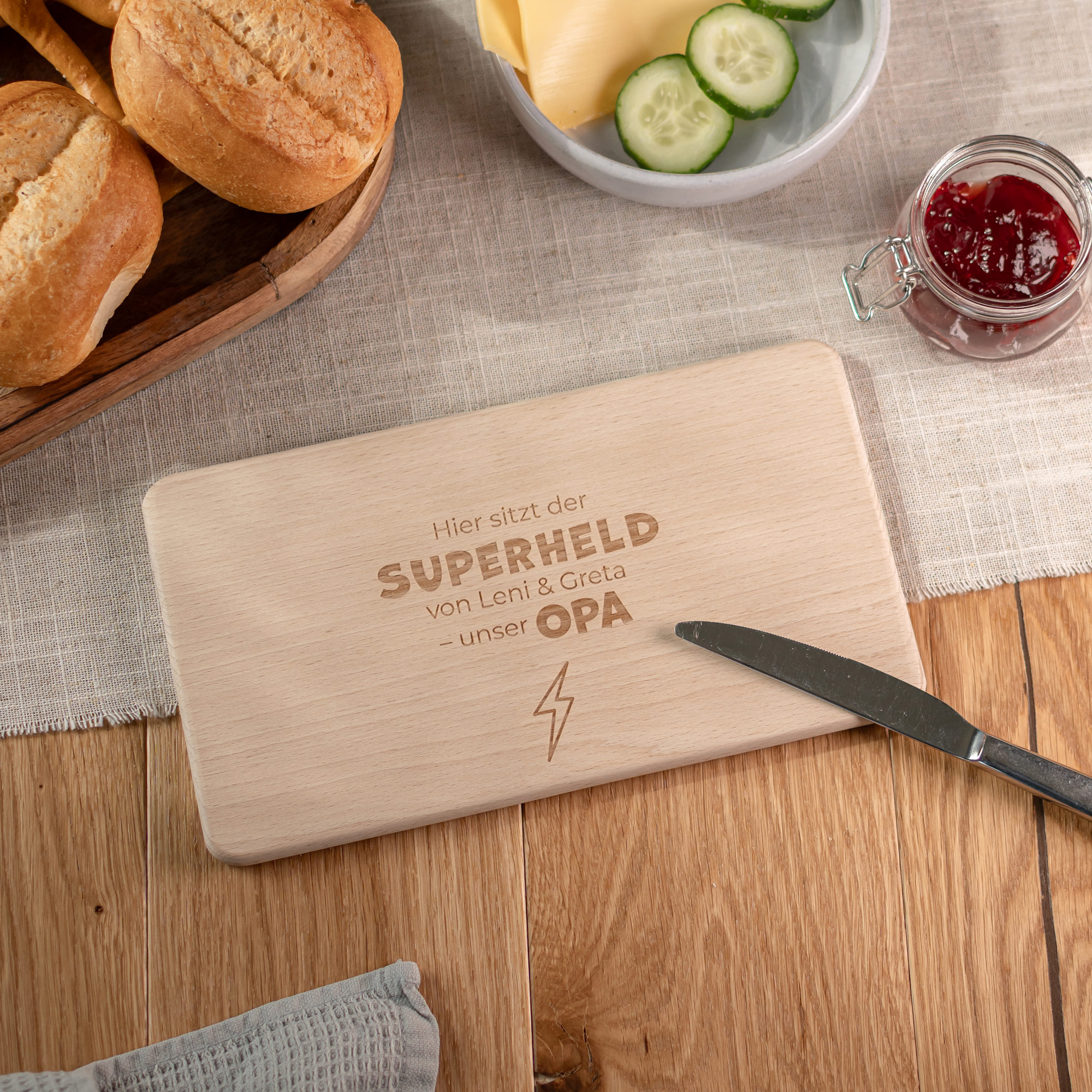 Frühstücksbrettchen aus Holz mit Gravur „Superheld Opa“ – personalisierbar.